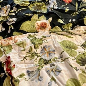 Beautiful Full/Queen 2-sided duvet cover Navy/whitee